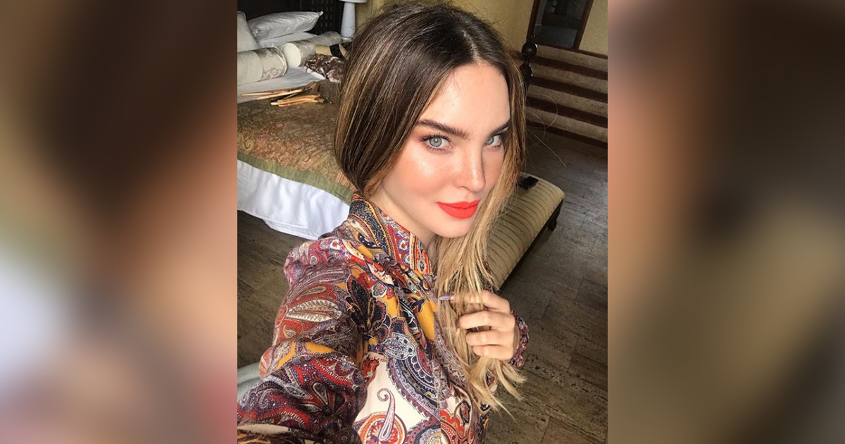 Belinda modela provocativamente su lencería roja