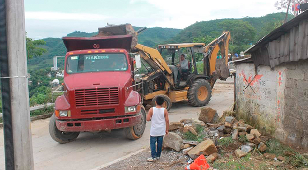 Cerro se derrumba e impide el tránsito en Filomeno Mata