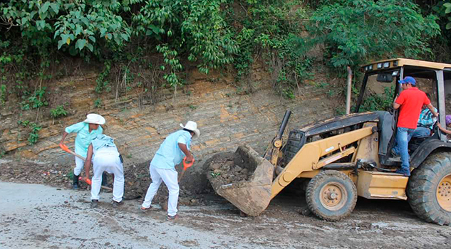 Cerro se derrumba e impide el tránsito en Filomeno Mata
