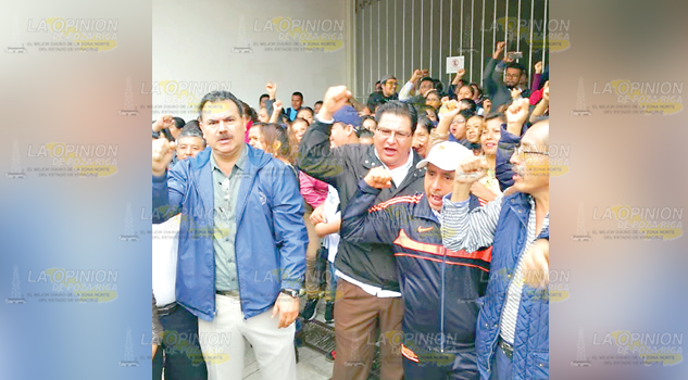 Violan sus derechos, maestros protestan en la SEV
