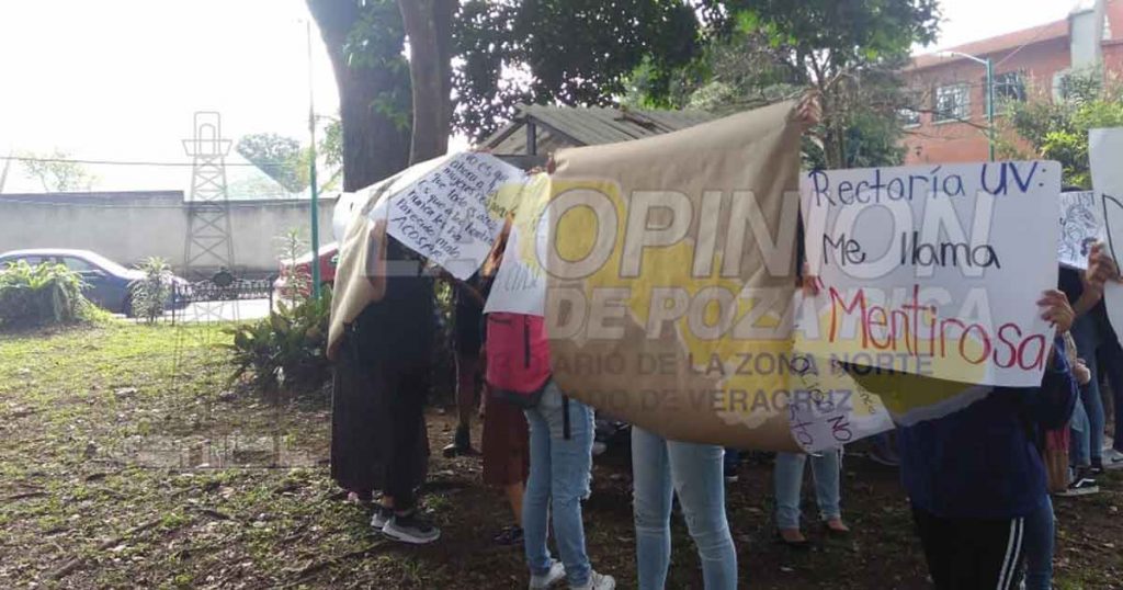 Con manifestación, jóvenes repudian el acoso en la Universidad Veracruzana
