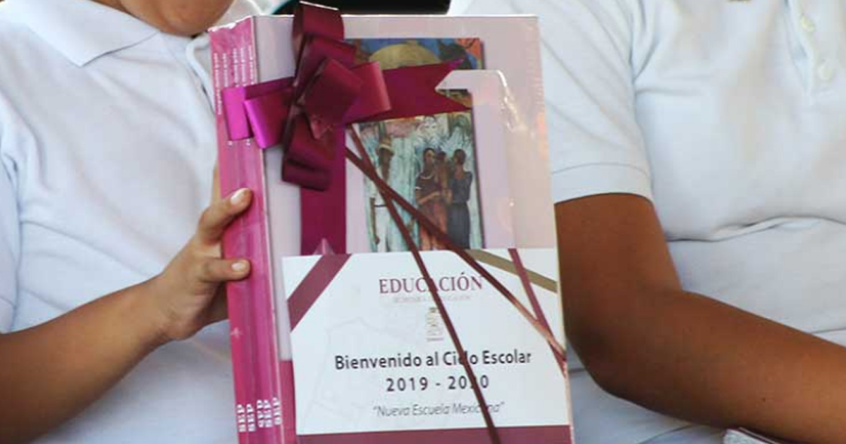 AMLO va por cambios en libros de texto