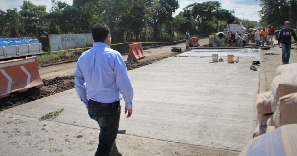 Alcalde supervisa la pavimentación De la calle Morelos en Naranjos