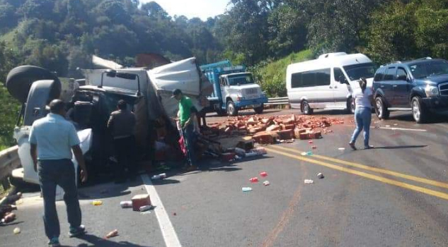 Aparatoso accidente en la autopista México-Tuxpan, cerca de Huauchinango