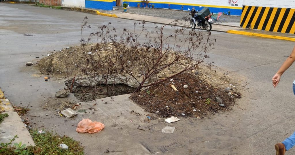 Así se las gasta CAEV. Fractura pavimento y no repara