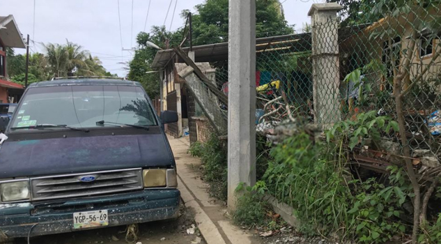 Barda a punto de caer en la entrada al CBTA