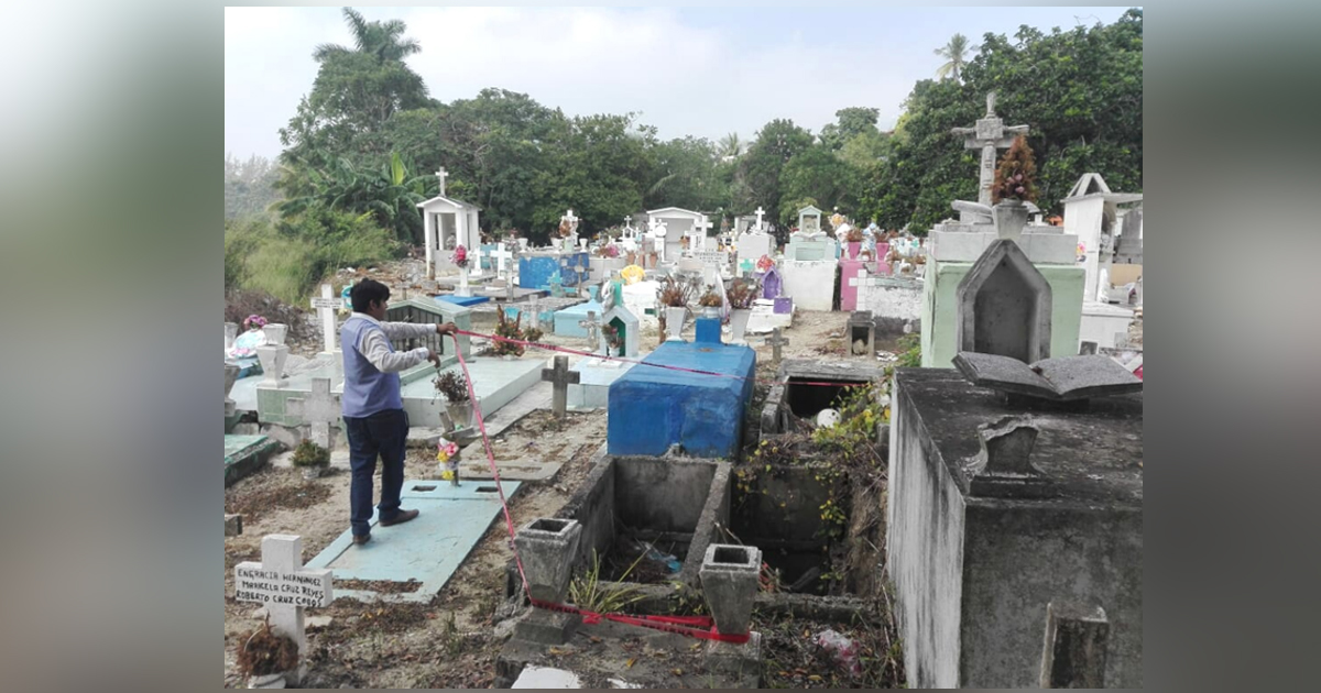 Cadáveres expuestos en tumbas abiertas