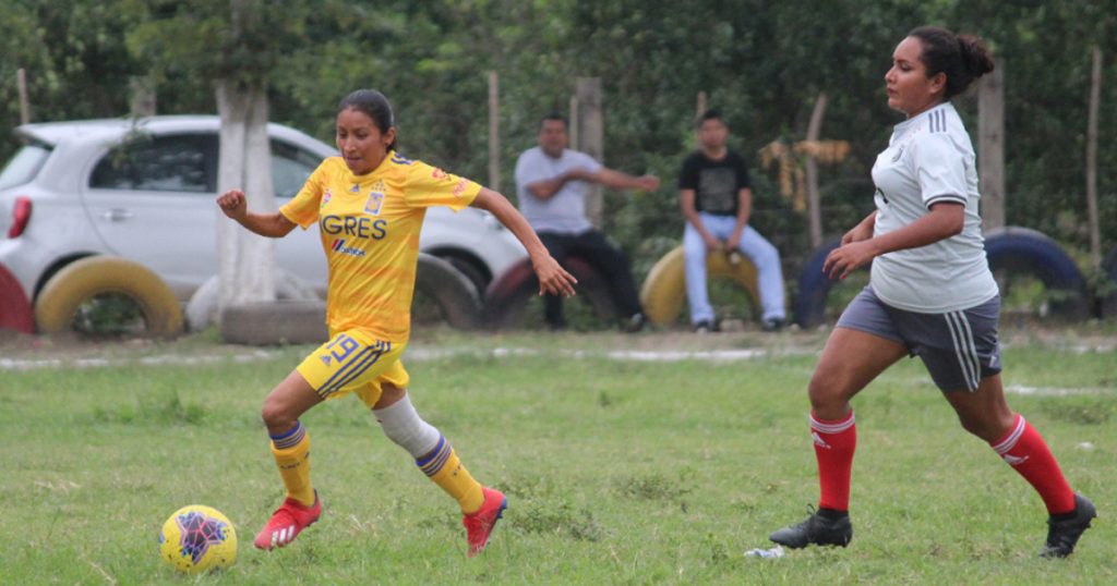 Camacho y Coatzintla avanzan a cuartos de final en Torneo de Futbol de los Barrios 2019