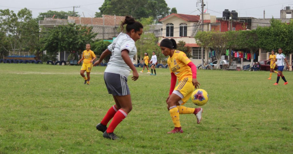Camacho y Coatzintla avanzan a cuartos de final en Torneo de Futbol de los Barrios 2019
