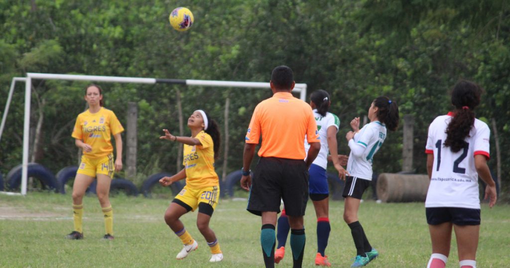Camacho y Coatzintla avanzan a cuartos de final en Torneo de Futbol de los Barrios 2019