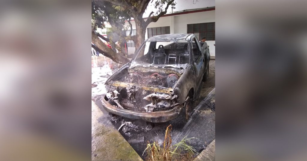 Camioneta envuelta en llamas en Gutiérrez Zamora