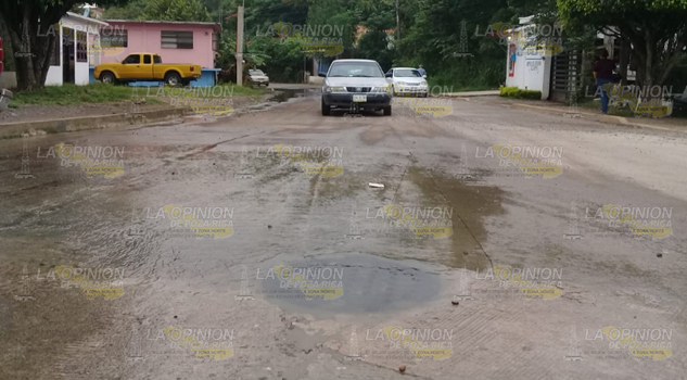 Colapsa drenaje en la Ceiba de Cerro Azul