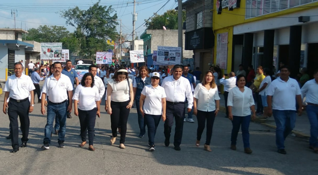 Colorido desfile por aniversario de la Revolución Mexicana, en Coatzintla