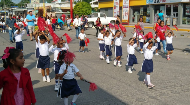 Colorido desfile por aniversario de la Revolución Mexicana, en Coatzintla