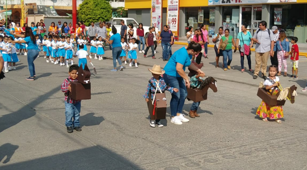 Colorido desfile por aniversario de la Revolución Mexicana, en Coatzintla