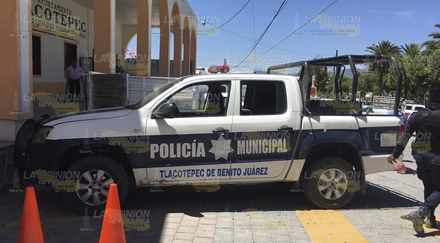 Denuncian a regidora de imponer policías