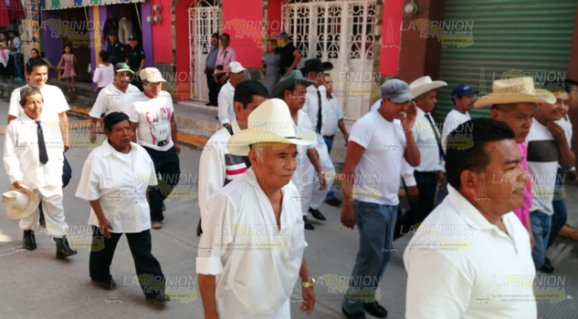 Desfilan estudiantes por el 109 aniversario de inicio de la Revolución Mexicana