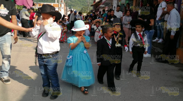 Desfilan estudiantes por el 109 aniversario de inicio de la Revolución Mexicana