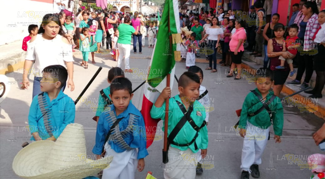 Desfilan estudiantes por el 109 aniversario de inicio de la Revolución Mexicana