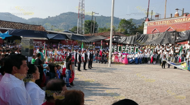 Desfilan estudiantes por el 109 aniversario de inicio de la Revolución Mexicana