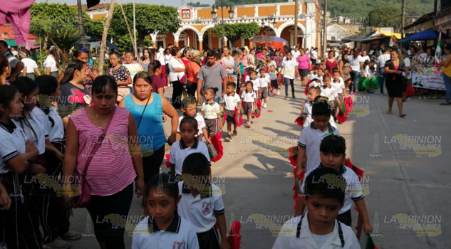 Desfilan estudiantes por el 109 aniversario de inicio de la Revolución Mexicana