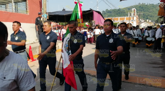 Desfilan estudiantes por el 109 aniversario de inicio de la Revolución Mexicana