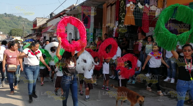 Desfilan estudiantes por el 109 aniversario de inicio de la Revolución Mexicana