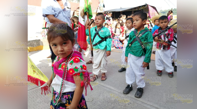 Desfilan estudiantes por el 109 aniversario de inicio de la Revolución Mexicana