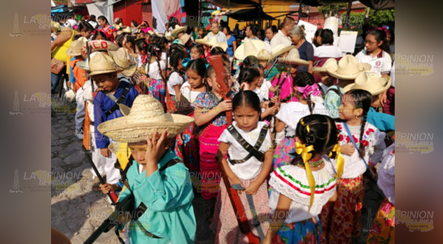 Desfilan estudiantes por el 109 aniversario de inicio de la Revolución Mexicana
