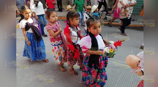 Desfilan estudiantes por el 109 aniversario de inicio de la Revolución Mexicana