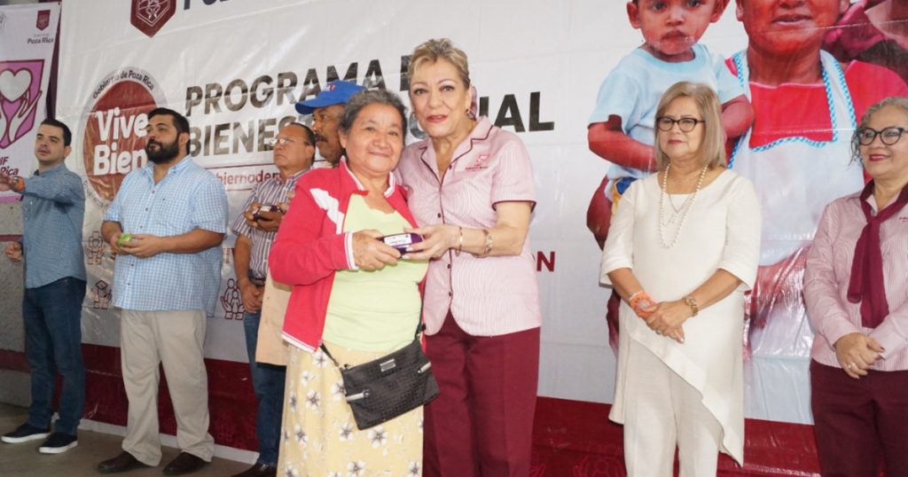 Entrega Javier Velázquez 600 lentes a personas en condición vulnerable