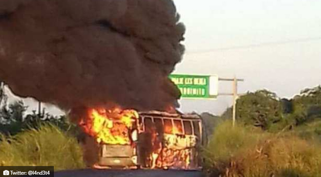 Grupo armado bloquea carretera Acapulco-Zihuatanejo; incendia 3 camiones