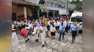 Inició el desfile tradicional para despedir a los muertos en Zozocolco de Hidalgo