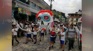 Inició el desfile tradicional para despedir a los muertos en Zozocolco de Hidalgo