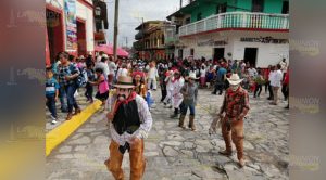 Inició el desfile tradicional para despedir a los muertos en Zozocolco de Hidalgo