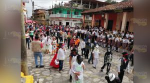 Inició el desfile tradicional para despedir a los muertos en Zozocolco de Hidalgo