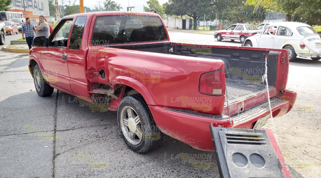 Intentó dar vuelta en U y ocasiona accidente