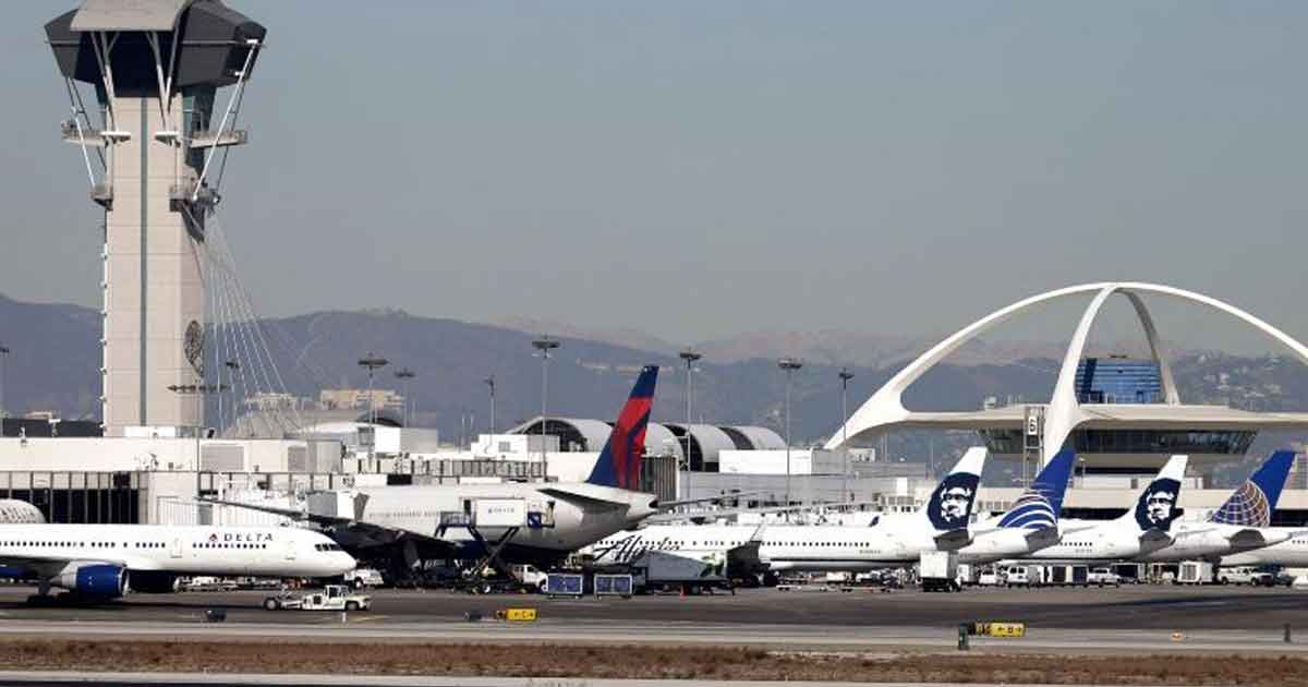 Un Boeing con 360 personas aterriza de emergencia en Los Angeles