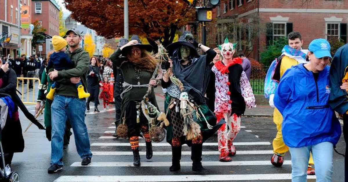 Balean a niña en Chicago mientras pedía dulces por Halloween
