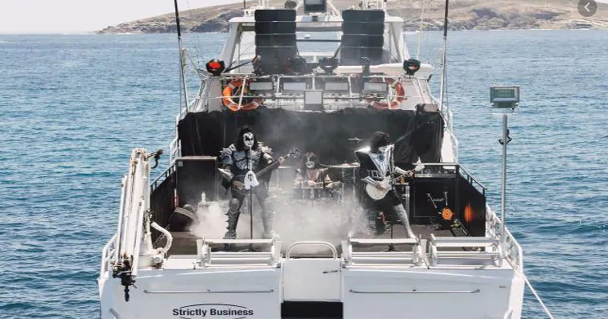 KISS ofrece concierto en medio del mar