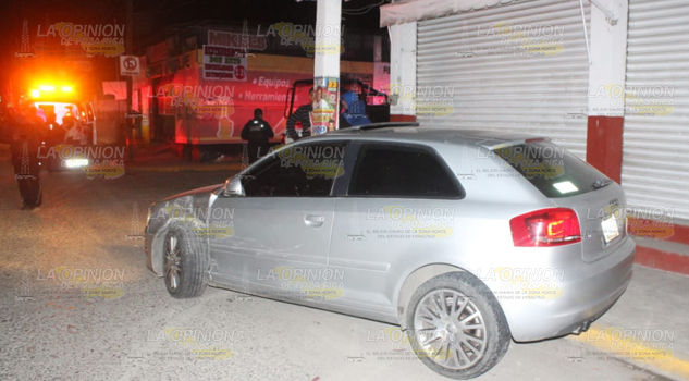 Le pega por atrás a un taxi en el bulevar Ruiz Cortines en Poza Rica