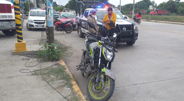 Motociclista, choca y se fractura una pierna