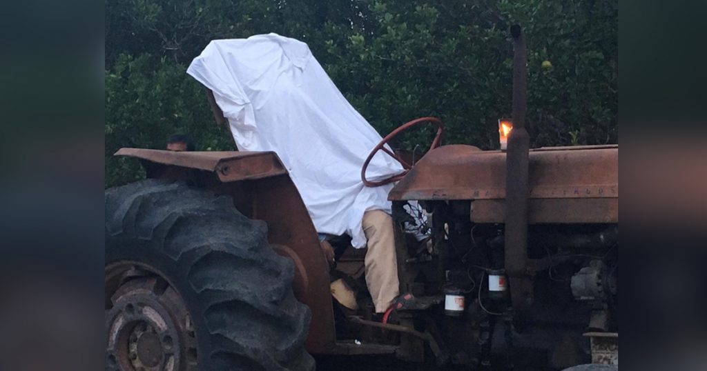 Campesino falleció arriba de su tractor mientras trabajaba