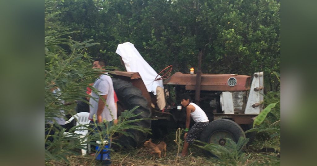 Campesino falleció arriba de su tractor mientras trabajaba