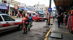 Operan más de 10 sitios de taxis en el centro de Poza Rica, ¿quién permite esto?