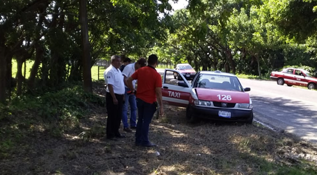 Por alcance taxi impacta a particular