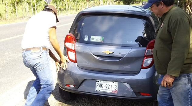 Por alcance taxi impacta a particular