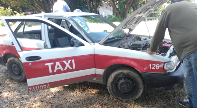 Por alcance taxi impacta a particular