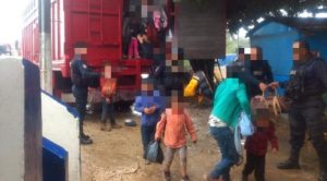 Rescatan a cien migrantes, 32 son menores de edad
