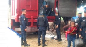 Rescatan a cien migrantes, 32 son menores de edad